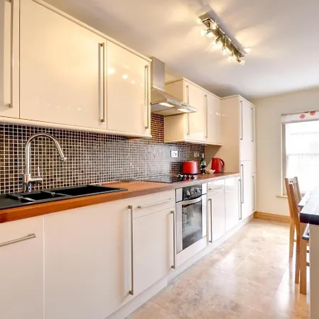 Apartment 2 Bed In Oc-w400 *